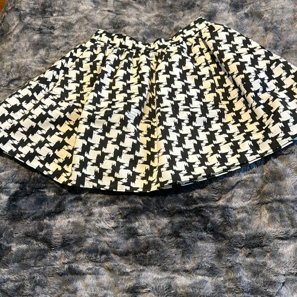Express, size 2, black & white geometric, mini circle skirt. Has pockets!